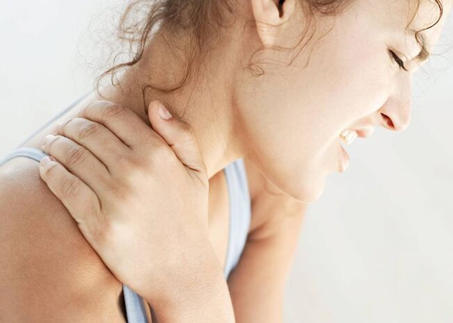 Stiprus moters skausmas, kurį sukelia gimdos kaklelio osteochondrozė